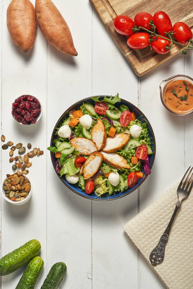 Sałatka z grillowanym kurczakiem, batatem, mozzarellą, ogórkiem, pomidorkami cherry, suszoną żurawiną i pestkami dyni, winegret BBQ 28 4.93 Sałatka z grillowanym kurczakiem, batatem, mozzarellą, ogórkiem, pomidorkami cherry, suszoną żurawiną i pestkami dyni, winegret BBQ_