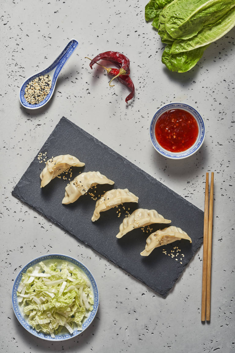 Chińskie pierożki z otrębami z farszem wieprzowym z kapustą pekińską z sosem sweet-chili i sezamem 27 4.95 Chińskie pierożki z otrębami z farszem wieprzowym z kapustą pekińską z sosem sweet-chili i sezamem