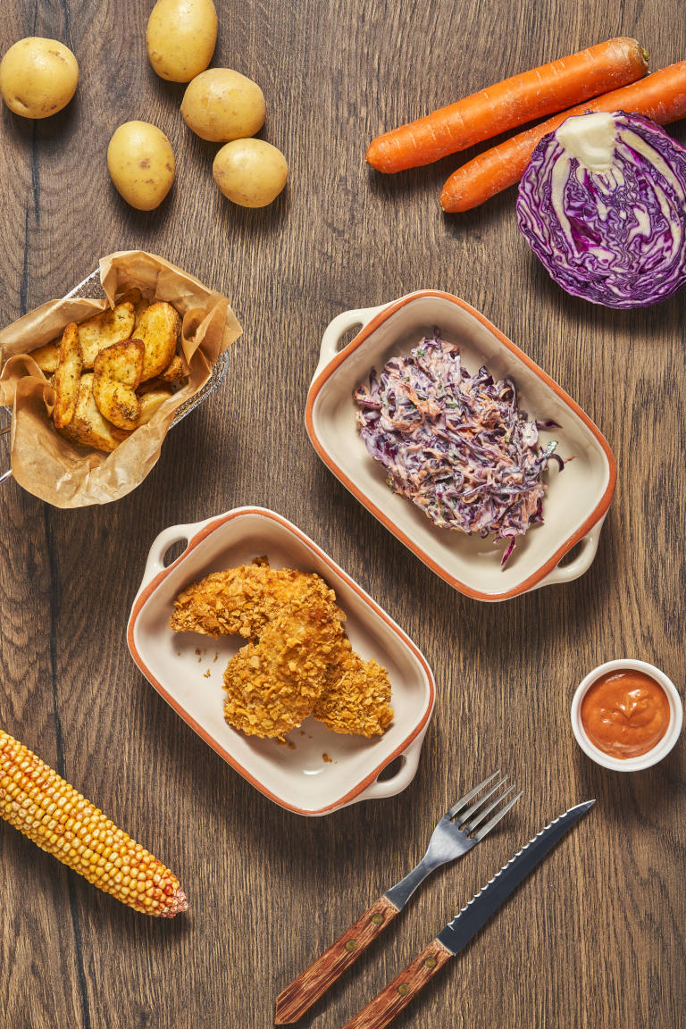 Nuggetsy z kurczaka w płatkach kukurydzianych z opiekanymi ziemniaczkami, dipem BBQ i colesławem z czerwonej kapusty 26 4.96 Nuggetsy z kurczaka w płatkach kukurydzianych z opiekanymi ziemniaczkami, dipem BBQ i colesławem z czerwonej kapusty