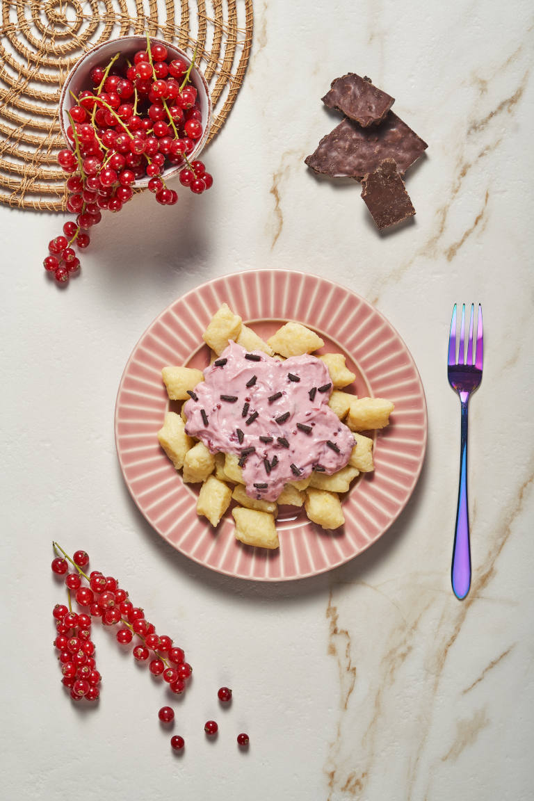 Porzeczkowy jogurt grecki z gorzką czekoladą, podany z kluskami leniwymi 23 5.0 Porzeczkowy jogurt grecki z gorzką czekoladą, podany z kluskami leniwym