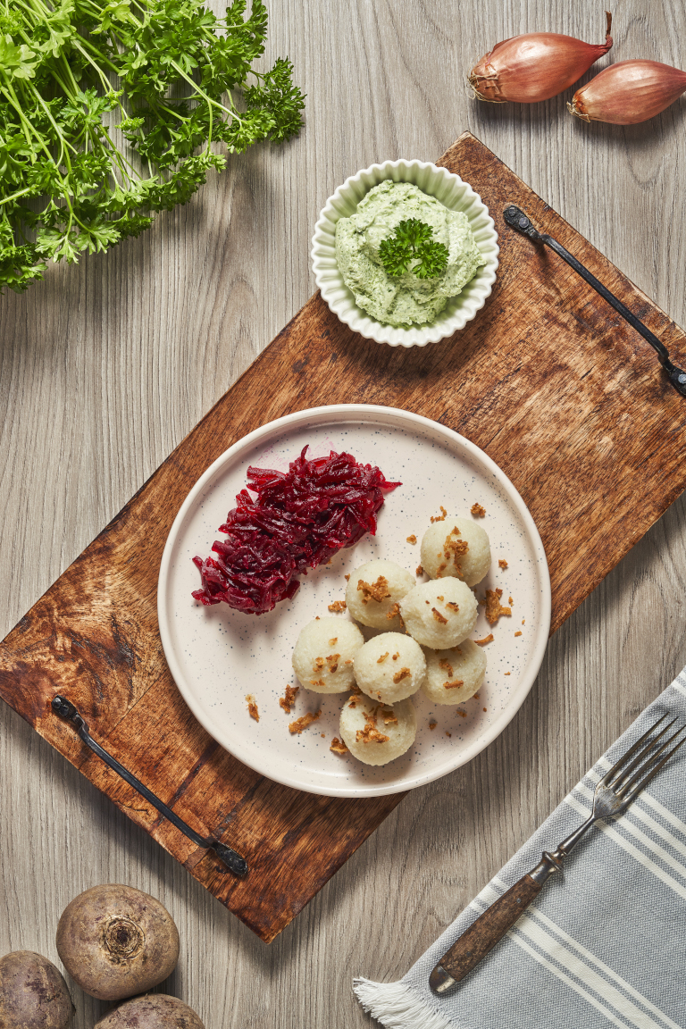 Pyzy z mięsem z kwaśną śmietaną pietruszkową, prażoną cebulką i buraczkami na ciepło 22 5.0 Pyzy z mięsem z kwaśną śmietaną pietruszkową, prażoną cebulką i buraczkami na ciepło